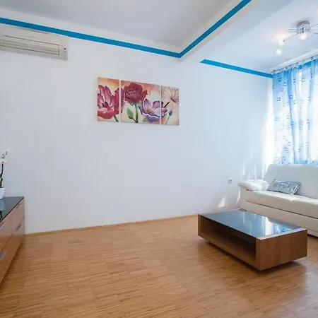 Apartment In With Terrace, Air Conditioning, Wi-fi, Washing Machine *